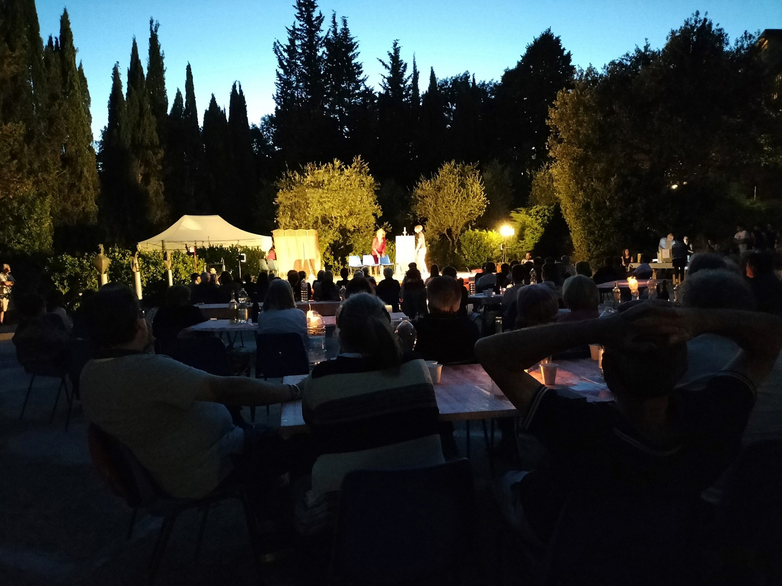 BALLANDO E CANTANDO SOTTO LE STELLE A VILLA STONOROV